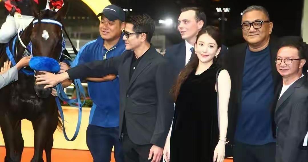 方媛不再是那个只靠老公出名的女人了。她皮肤紧得像打过光，走路带风，不是练出来的