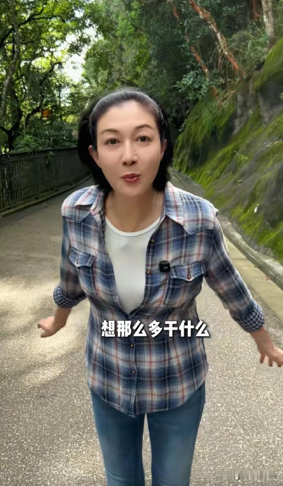 有网友在吴绮莉的评论区问她还恨成龙吗？她回答道:“你恨任何一个人都好，你知道自己