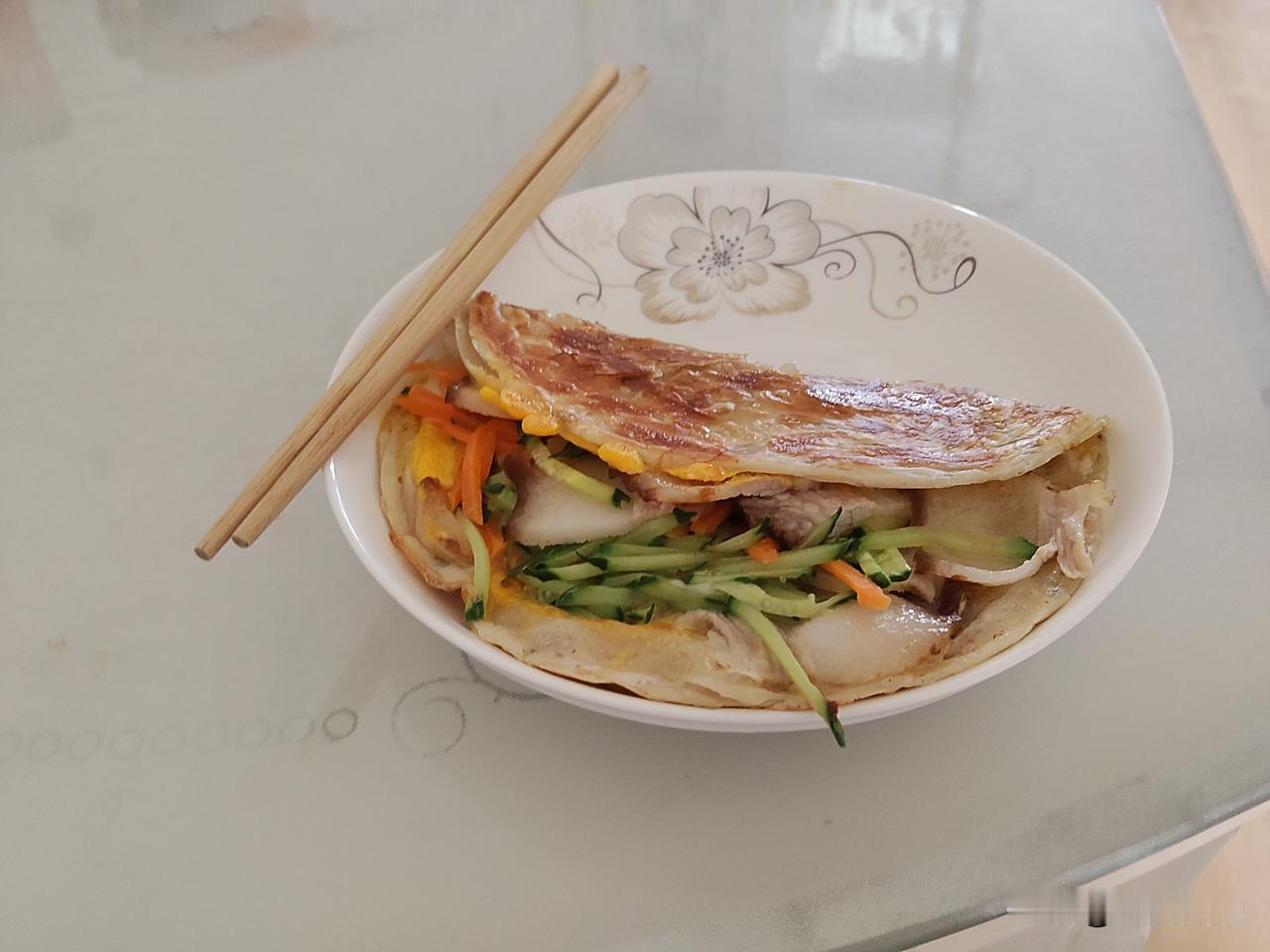 今天午饭又吃多了，大大超量了！原计划只吃一个手抓饼，吃完后，妻子硬要让与孙子分吃