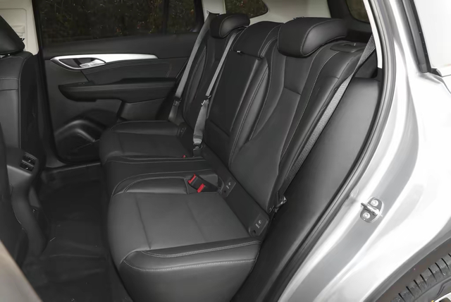 原来昂科威p空间确实没利用好正好跟朋友的大众探岳一起出差，同样前后我试试我的身