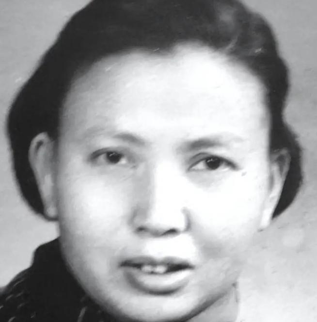 1941年，一名新四军女兵被俘虏，敌人准备活埋她，行刑前，敌人突然问：“你认识莫