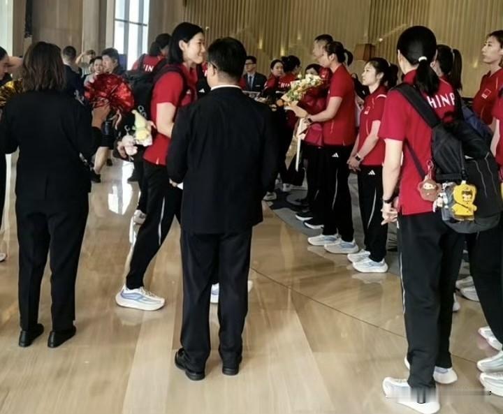 中国女排抵达天津的大合照来了！备战亚锦赛最新消息，15日抵达的天津，果然是在北京