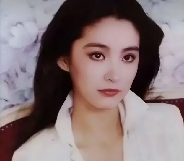 1973年，26岁已婚的秦汉爱上了18岁的林青霞，怀孕8个月的妻子邵乔茵心痛不已