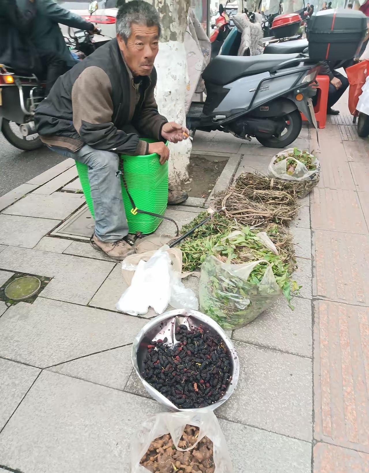 单身男，他从不种菜种庄稼，一辈子也不外出打工，家里一贫如洗，那他靠什么生存呢？