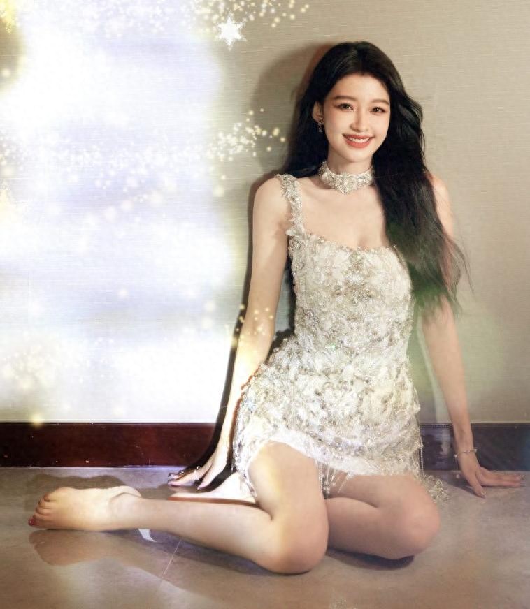 孙怡白色花朵亮片裙穿搭写真，美腿玉足吸睛