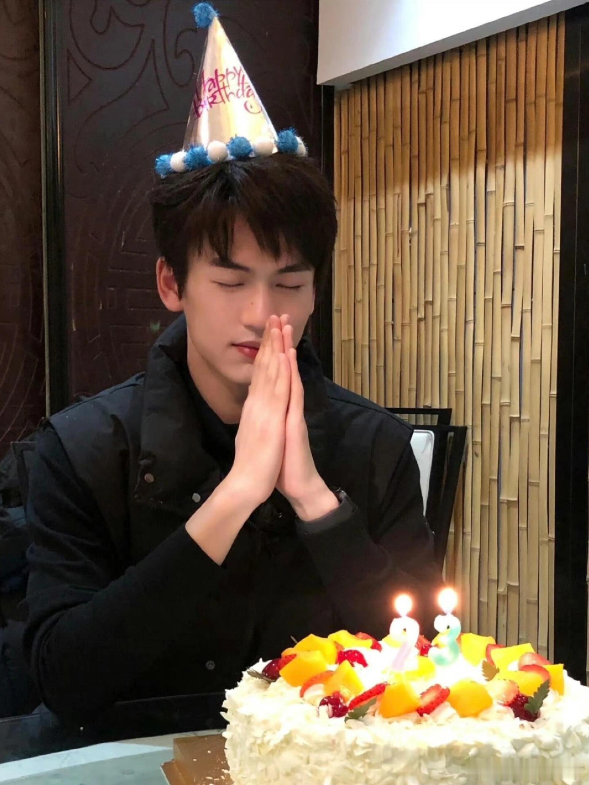 不管九年前还是早期都很帅啊！！刷到的九年前和早期张凌赫！底子好怎么都很帅！还神似