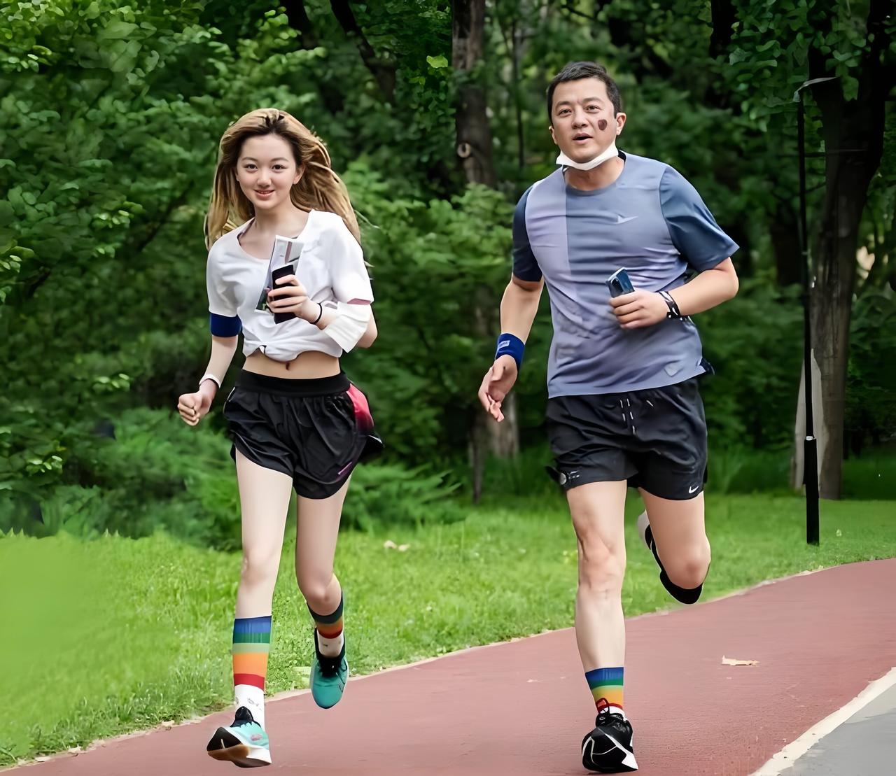 昔日，李亚鹏陪女儿跑步，可以看出李嫣很开心，她也是越长越漂亮了。那个时候的李
