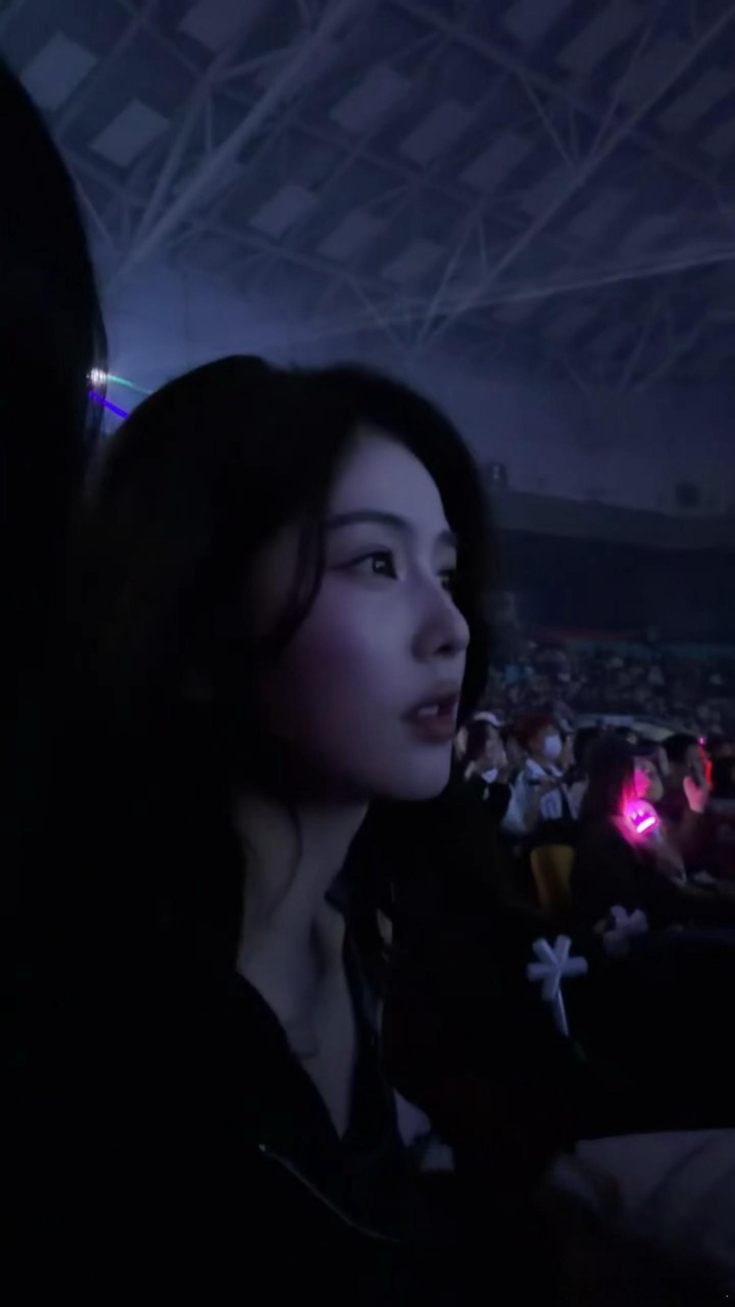 呵呵这个闺蜜太幸福了，天天和一帮明星一起混白鹿旁边还坐着曾舜晞、李昀锐、陈鹤一、