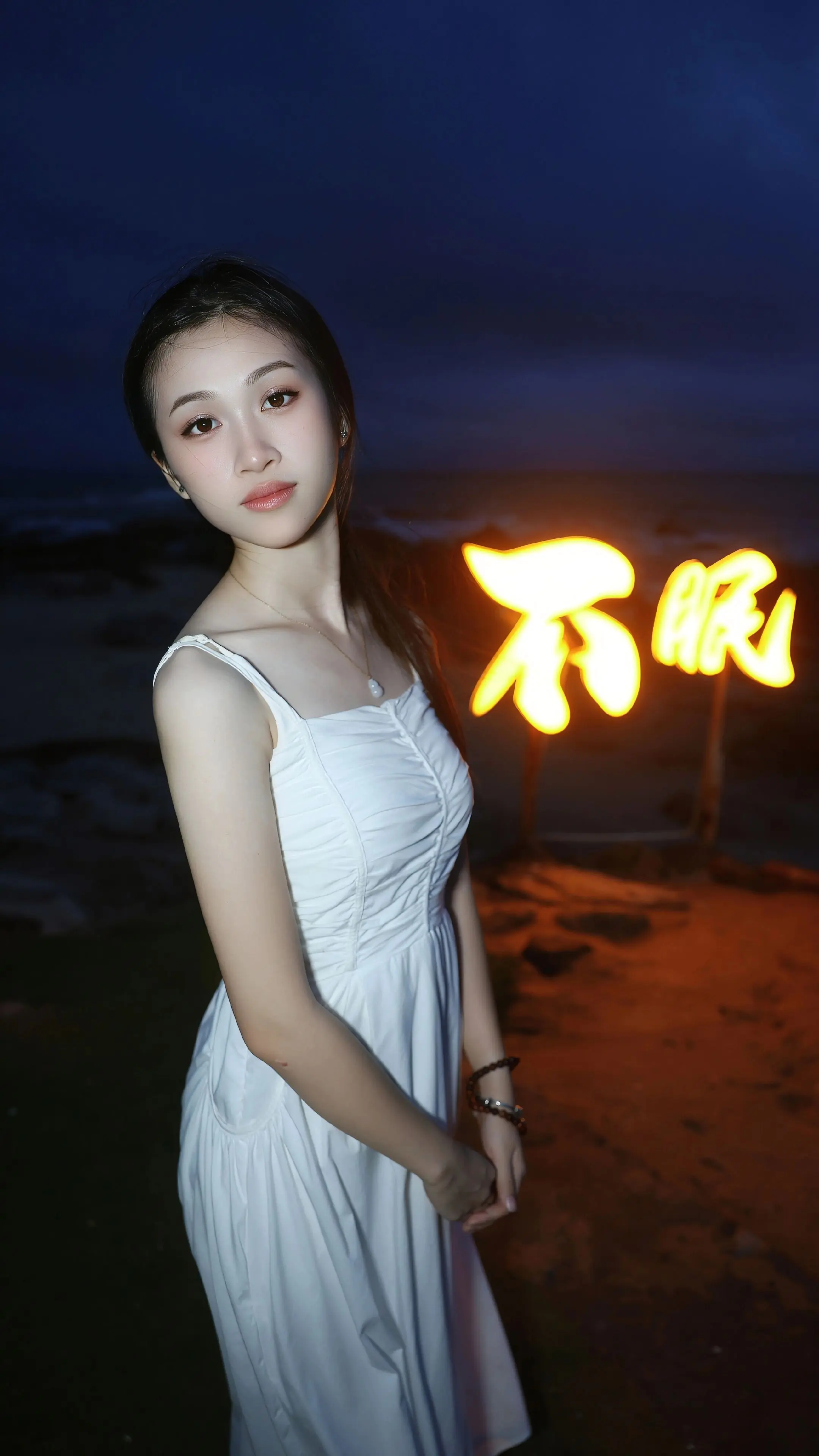 海边清冷破碎氛围感 海与白裙的浪漫邂逅 长裙与晚风
