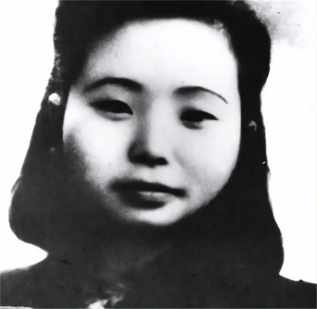 1946年出生的彭云，是革命烈士江竹筠（江姐）的独生子，3岁没了母亲后，他被父亲