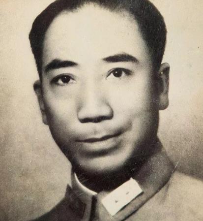 1924年，杜月笙接到手下电话，“老大，有人出老千砸场子，砍不砍？但他说是您的朋