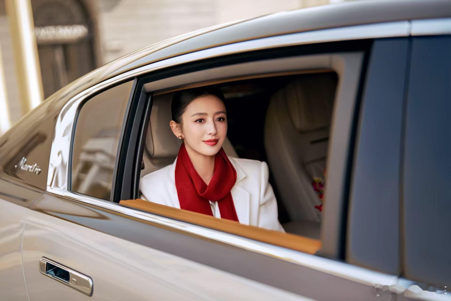 坐过才知道什么车是真的好，尊界S800估计很快就会成为越来越多名流人士的座驾佟丽