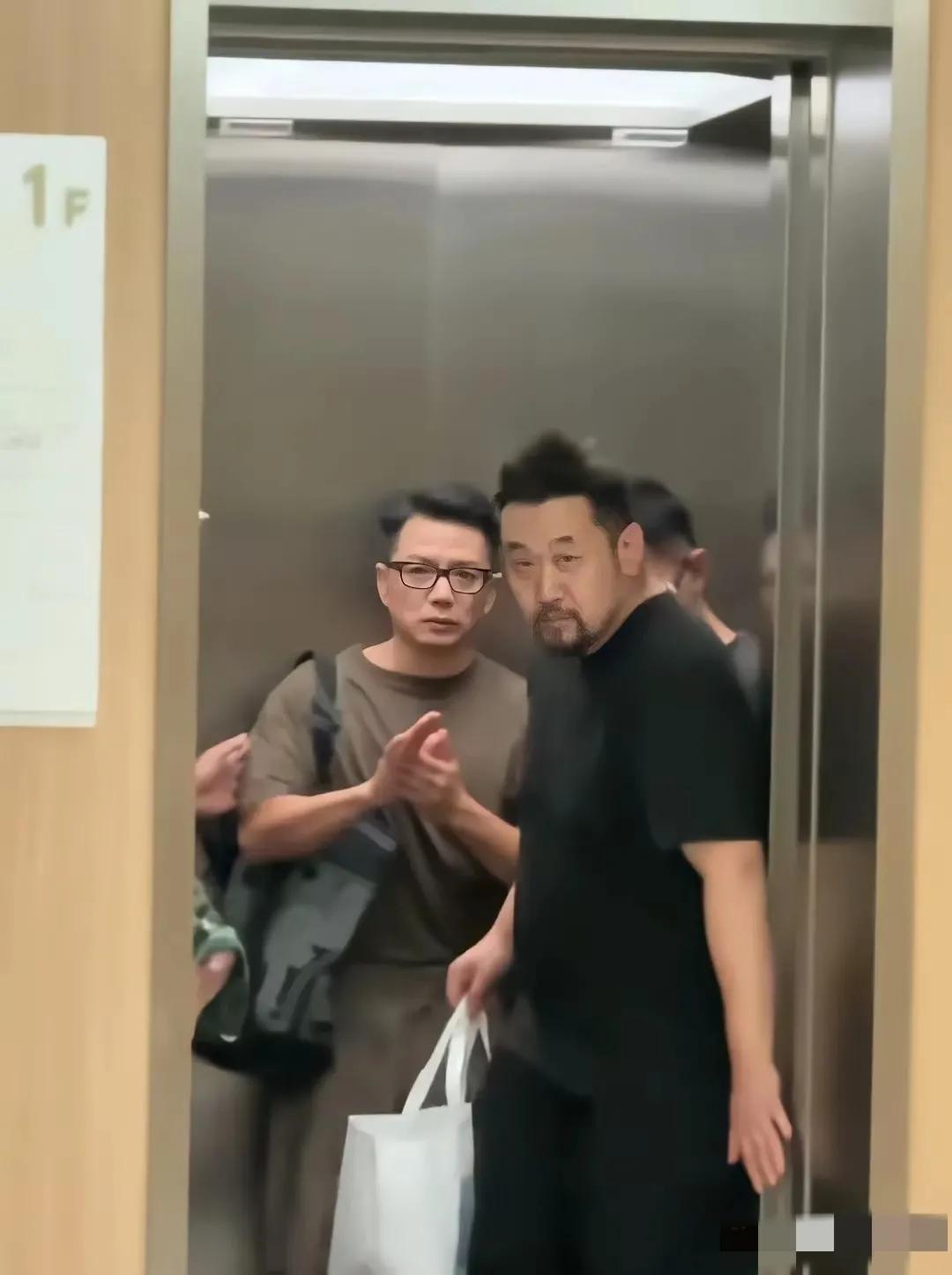 在影视作品当中贼拉放得开，超级酷，超级帅的段奕宏。在现实当中就是一个超级社恐。