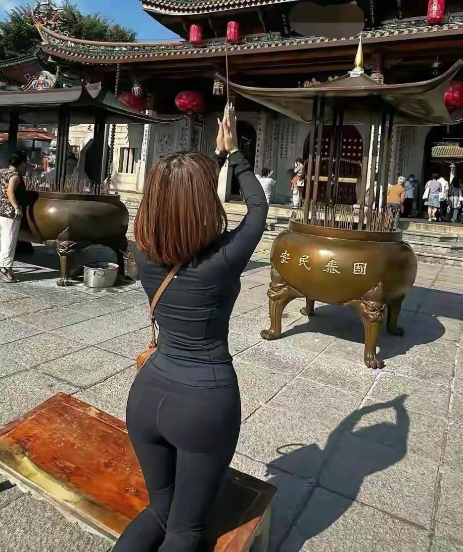 今天去青秀山看见一个身材超好的女孩在烧香拜佛！不知道这么漂亮的女孩是在祈求什么！