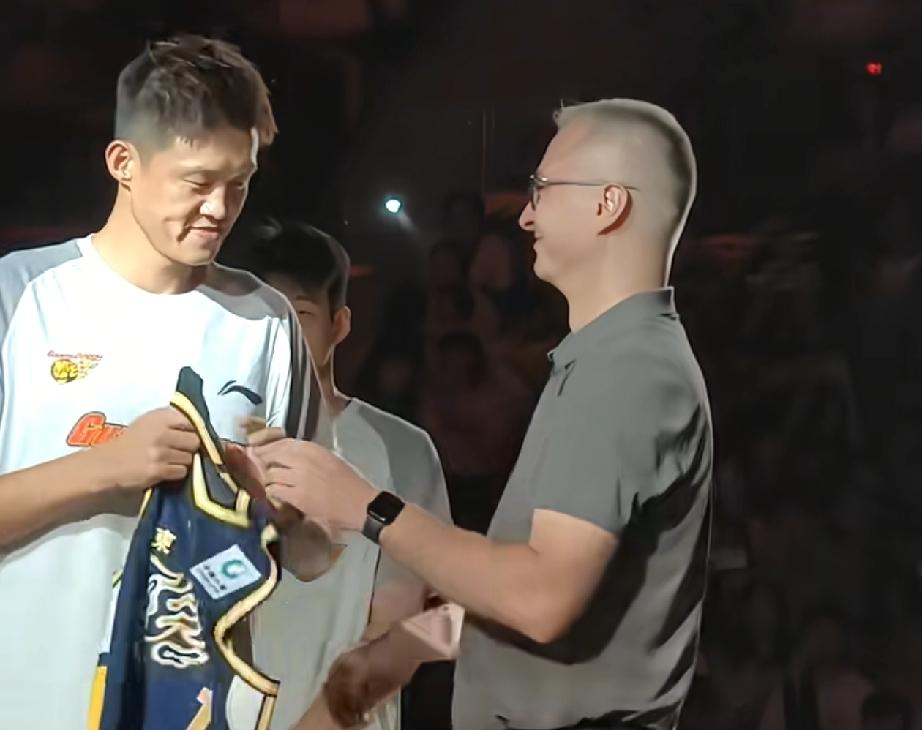 周鹏终于圆梦了！正式回归广东男篮。昨天在球队的嘉年华活动中，新任主教练亚科夫列维