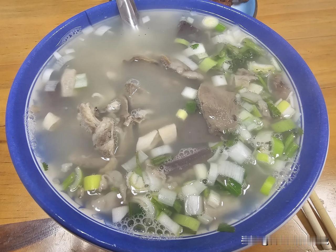 午餐在临沂，搜了搜附近当地特色美食，觉得这家苍山全羊还可以。二人食，老馋一份