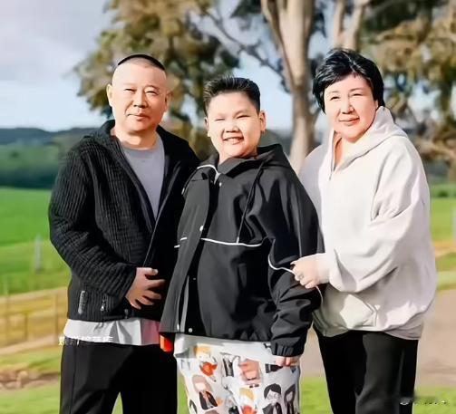 郭德纲的两个儿子真是天壤之别，大儿子郭麒麟英俊潇洒。小儿子郭汾阳奇丑无比，一个像