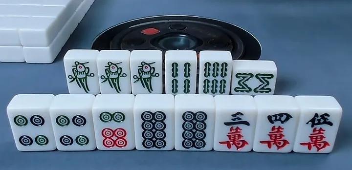 此牌不打4条就打8条，总之哪张安全打哪张，照道理说应该打8条，因为4条可以摸3条
