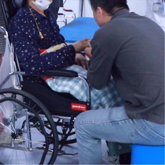 脑出血后开始康复，这几件事可别做错了！误区一：总让躺着不动，觉得静养最好很