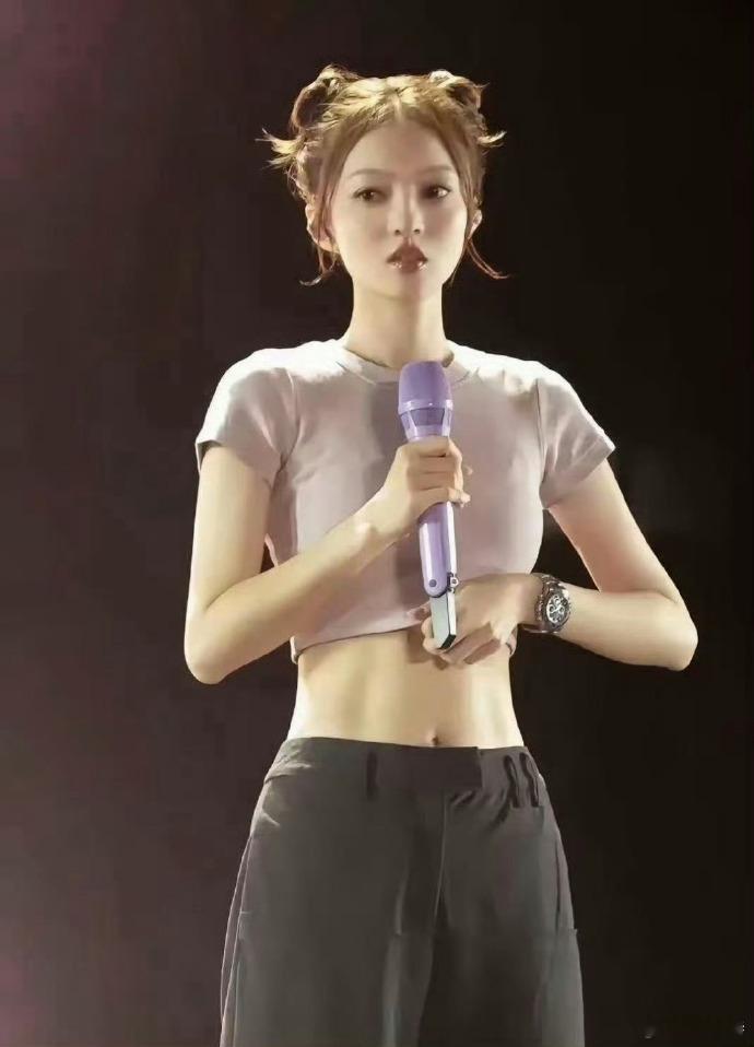 时光流转，张韶涵的腰臀比却绝美如初。仿佛岁月独宠，她依旧是百变公主，身材管理超棒