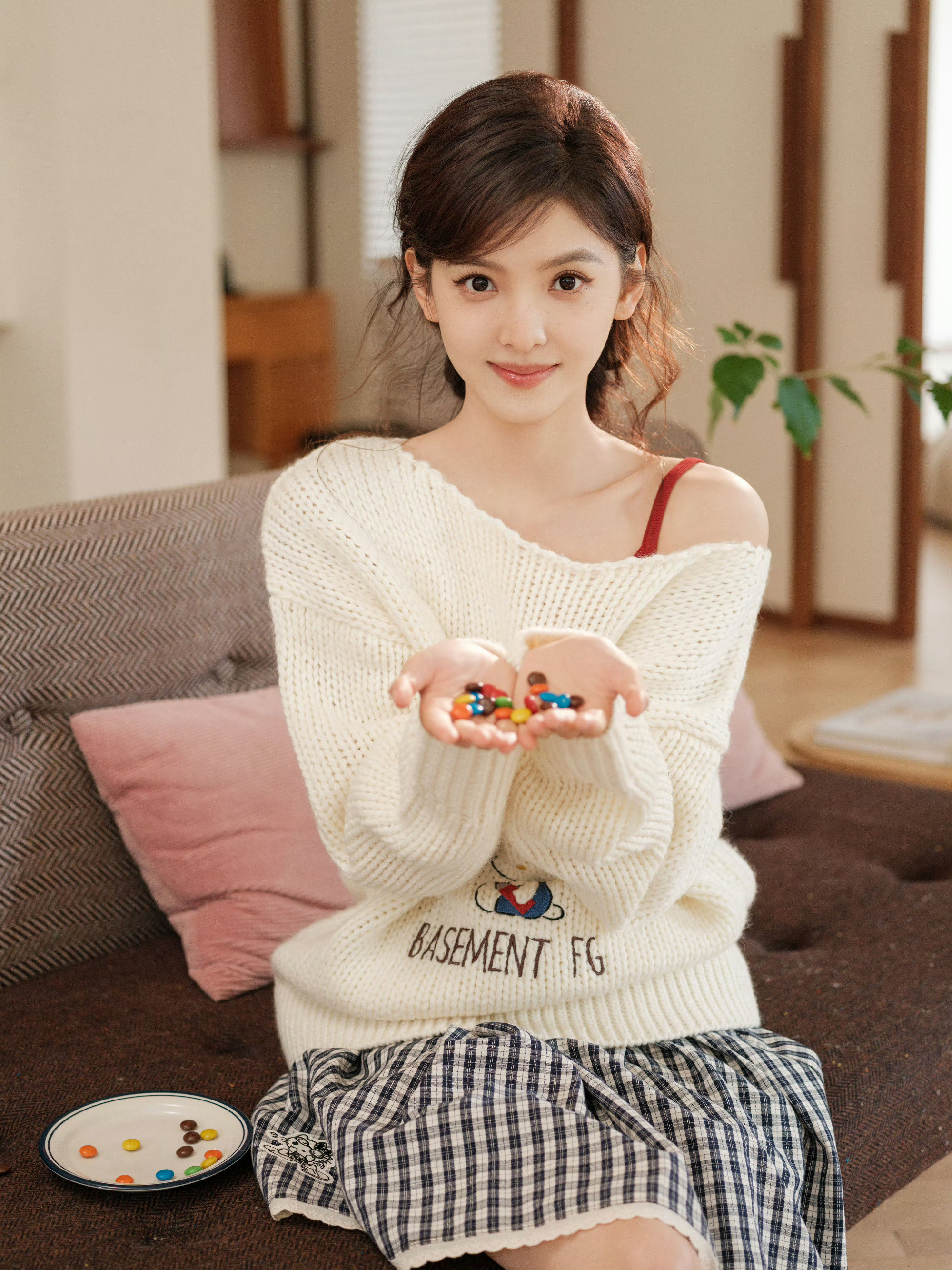 章若楠，一组青春纯美穿搭写真。章若楠