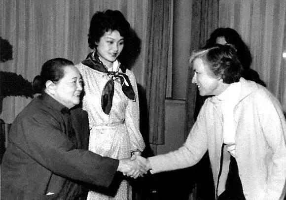 她走了，她是宋庆龄先生的养女，她的父亲是宋庆龄先生的警卫员，第一次见宋庆龄，