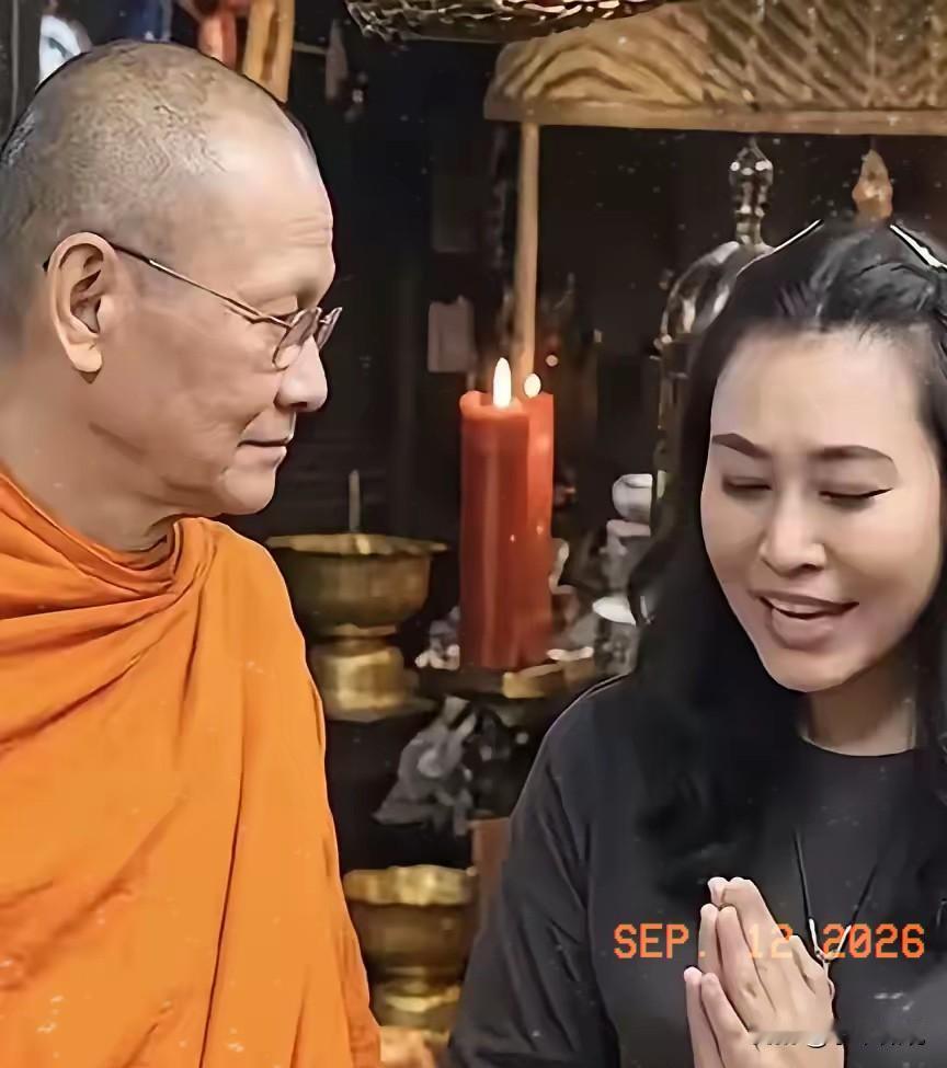泰国人的天要塌了。他们备受尊崇的高僧阿赞初，不仅贪污，而且乱性，这和普通民众没
