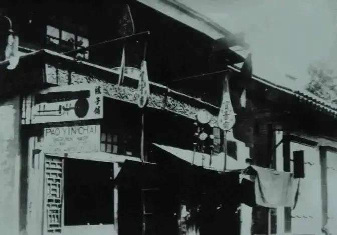 1900年，八国联军兵临城下，慈禧太后慌了，准备带着光绪帝跑路去西安。她最担心的不是江山，而是自己的