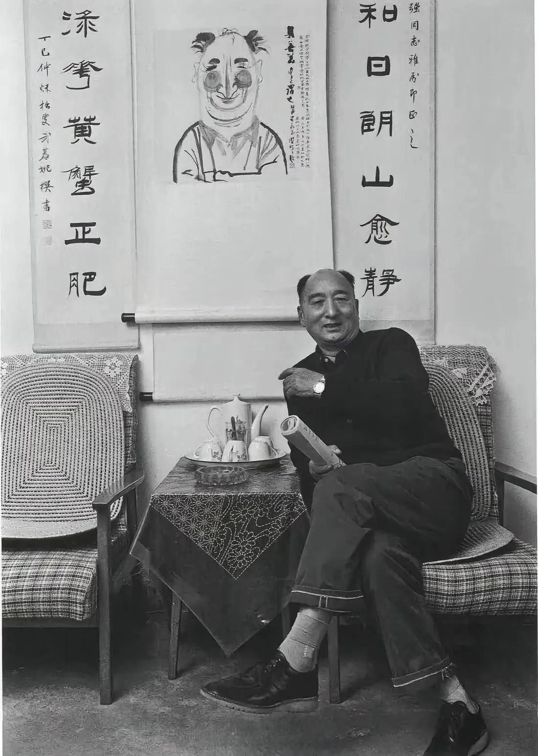 这是陈强老师当年坐在著名画家给他画的漫画前的合影，大家谁能说出这个漫画大师是谁？