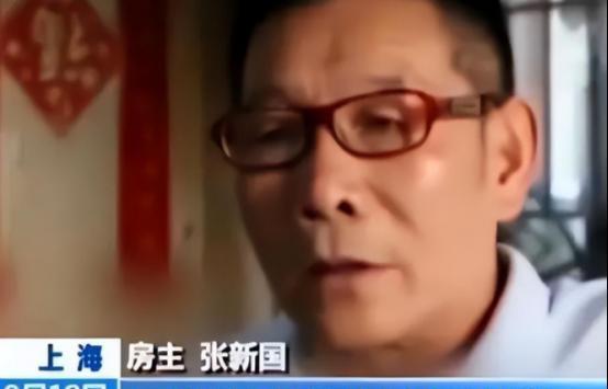 上海松江马路中央立着座“孤岛”，三层小楼截断整条沪亭北路，这个全国闻名的钉子户老