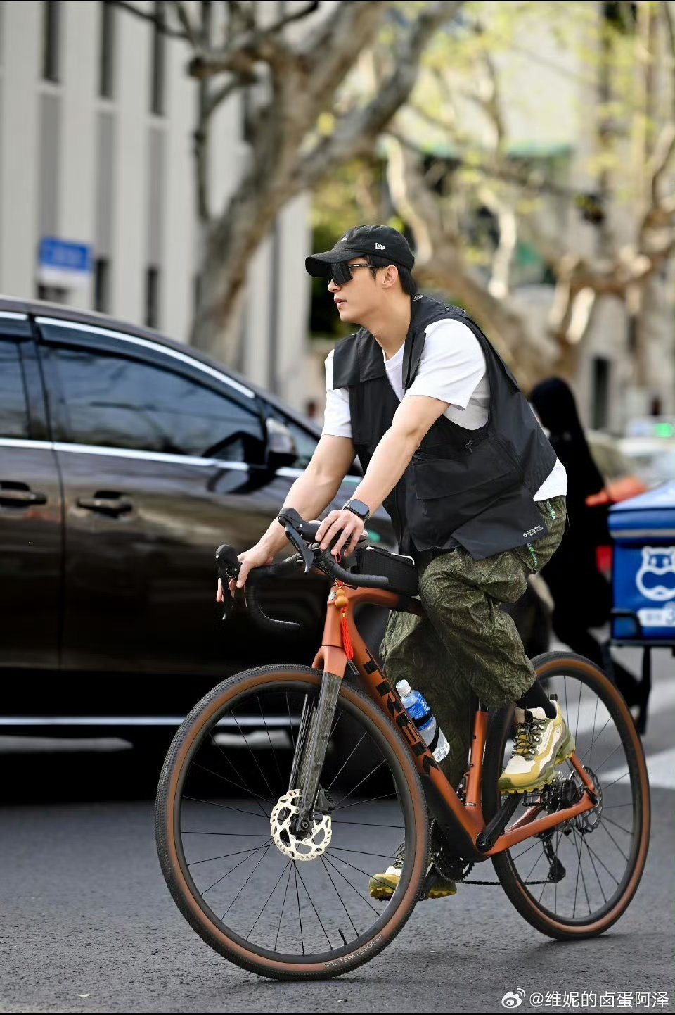 网友上海偶遇黄景瑜骑车素颜出镜依旧颜值能打，黄景瑜骑行逛上海街巷，身姿利落自带少