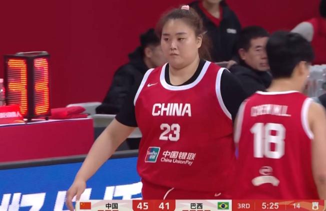 中国女篮6分险胜巴西揪出最糟糕球员，王思雨为她牺牲最大72比66，比分写在那
