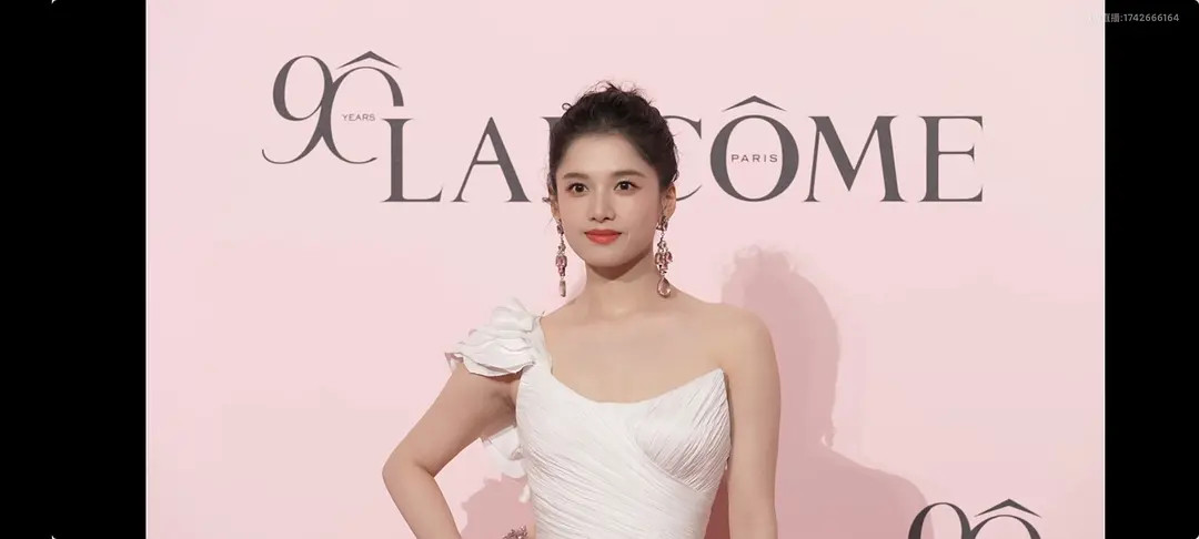 张婧仪今日兰蔻活动直播生图状态好像大花😳​​​