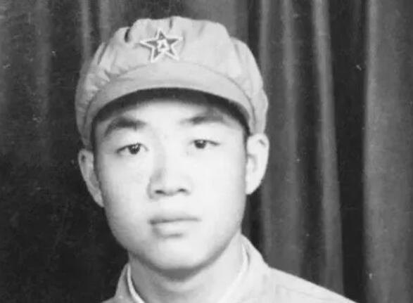 1951年，朝鲜战场。一个刚入伍没多久的农村娃，趴在掩体里，眼睛盯着对面山头