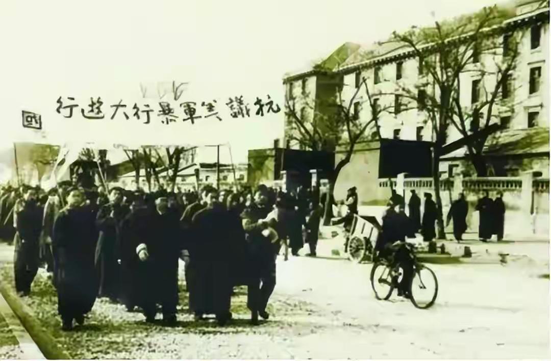 1944年底昆明，12岁李木仙被美军酒后驾车撞死，美军只赔26美元；父亲沉默绝望