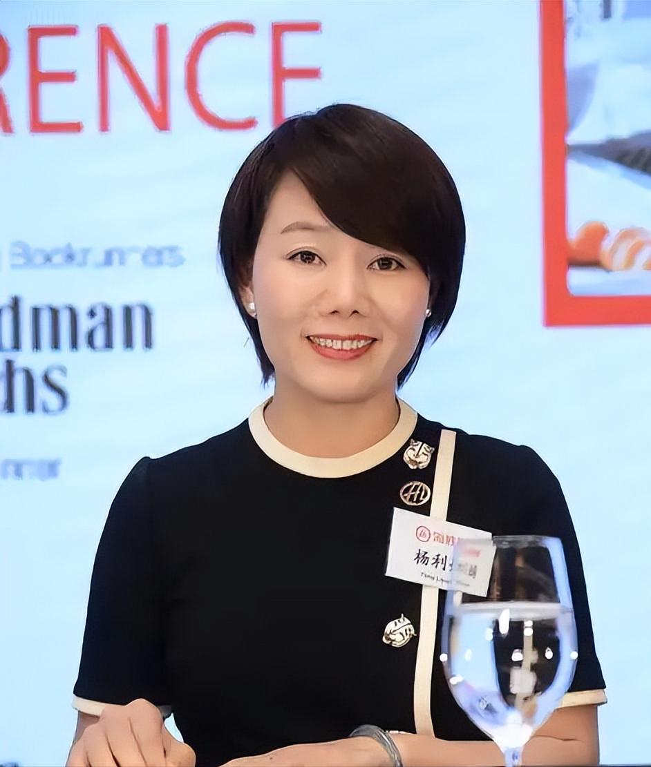 四川姑娘17岁为帮家里还债去火锅店当服务员，月薪才160块，老板随手借了
