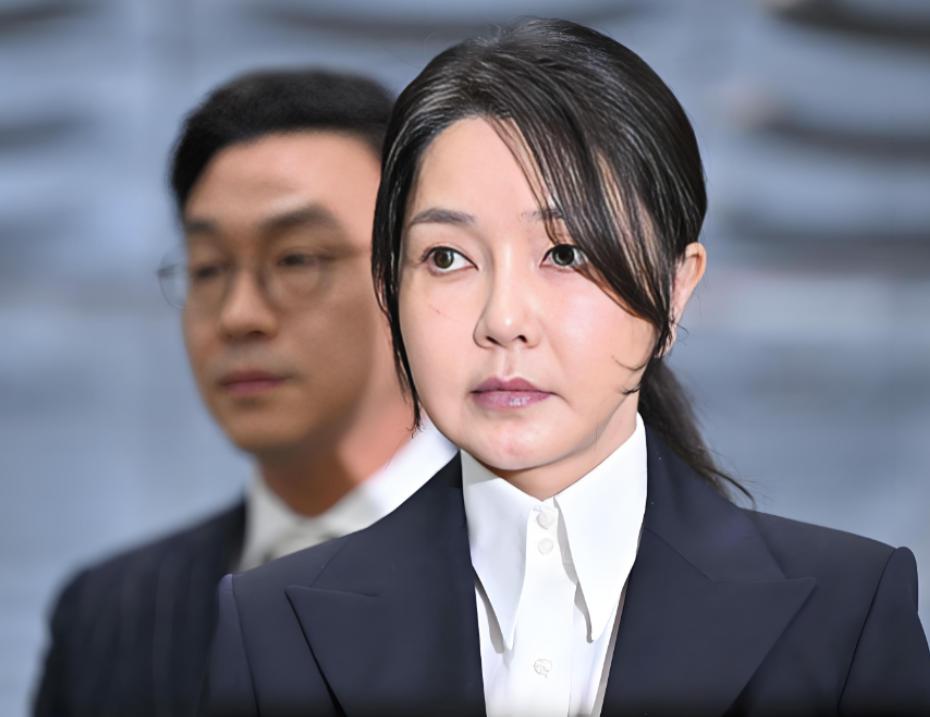 金建希可比尹锡悦厉害多了！自从李在明上台以后对尹锡悦这对夫妇是大查特查。