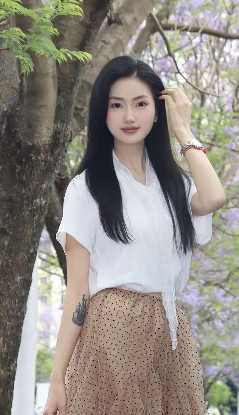 清新自然树下的少女