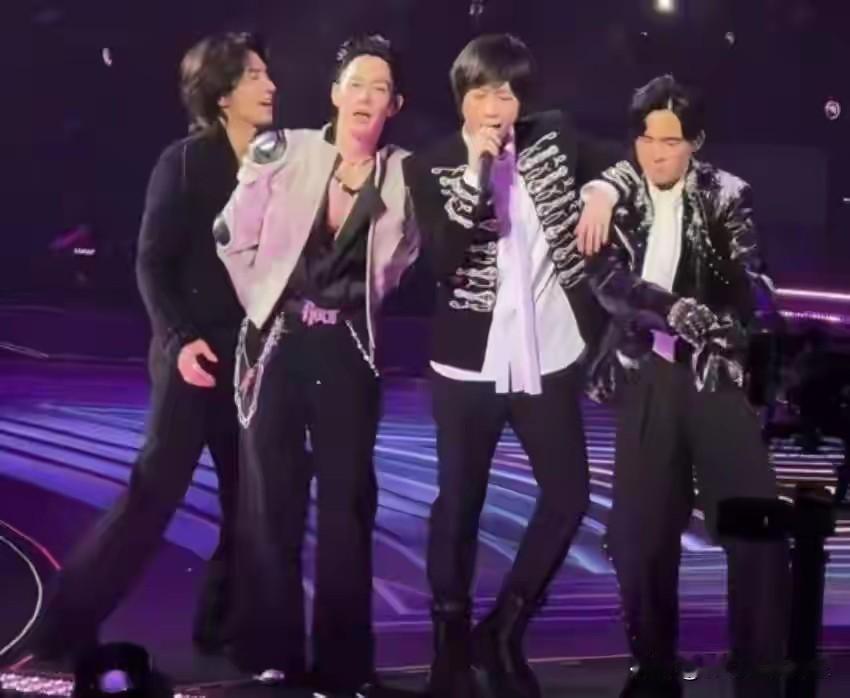 F3演唱会加入阿信感觉很奇怪，阿信穿了十公分的鞋子才与F3一样高，这场演唱会更像