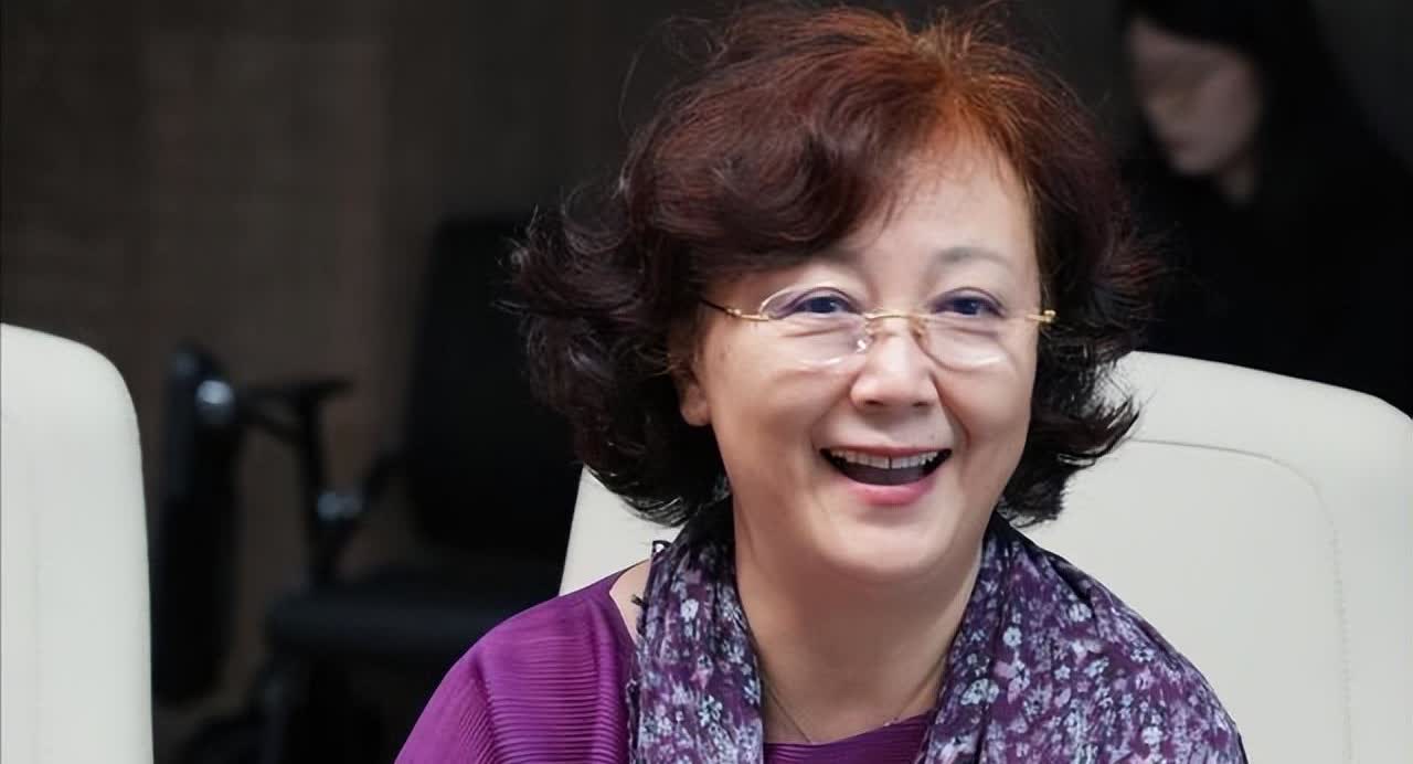 她与丈夫恩爱45年零绯闻，如今67岁直面衰老，比刻意扮嫩更美
