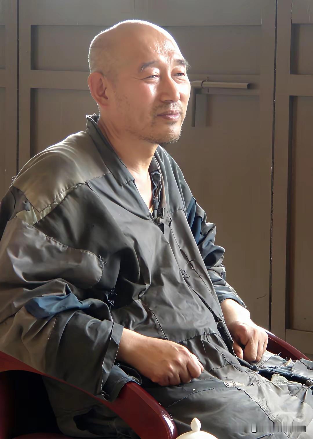 你说这2个和尚，差别咋那么大呢？海城大悲寺妙祥法师潜心苦修，一心向佛。
