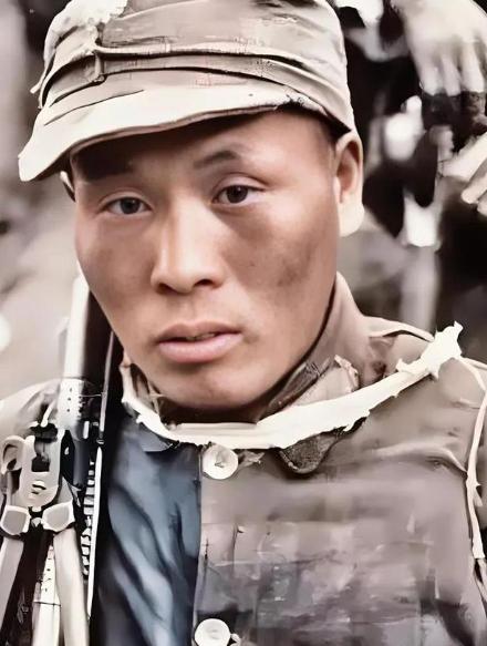 1945年，抗战快胜利了！机枪手曾岳峰为躲鬼子，专挑难走的山路爬。谁能想到，一抬