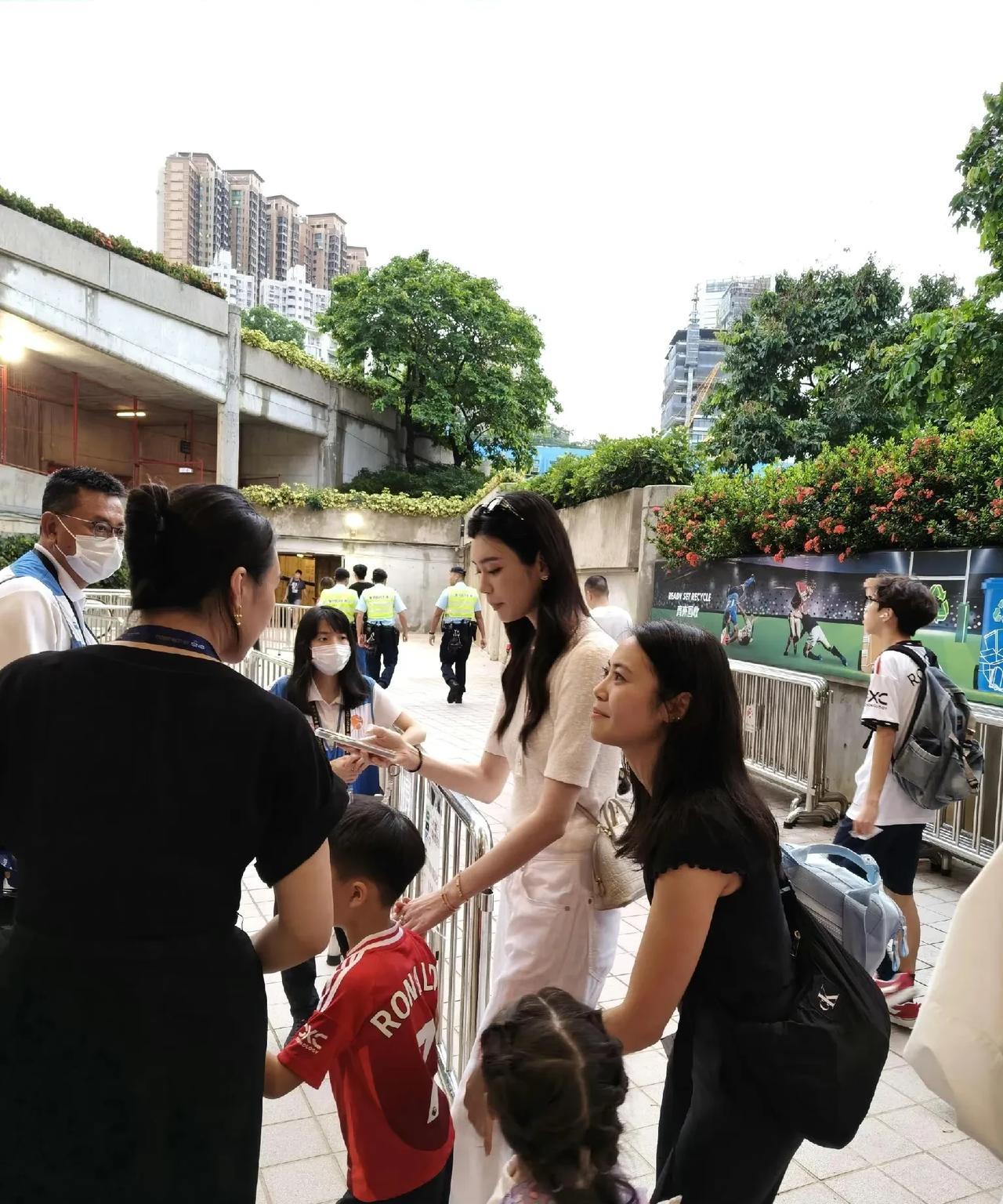 何猷君开心了。奚梦瑶带着儿子何广燊去看球赛，5岁的何广燊瘦瘦高高的，特别是身高