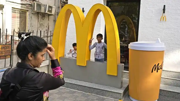 印度人不想“跪”了！全国掀起反美浪潮，不吃麦当劳，不喝可口可乐，不买苹果！美