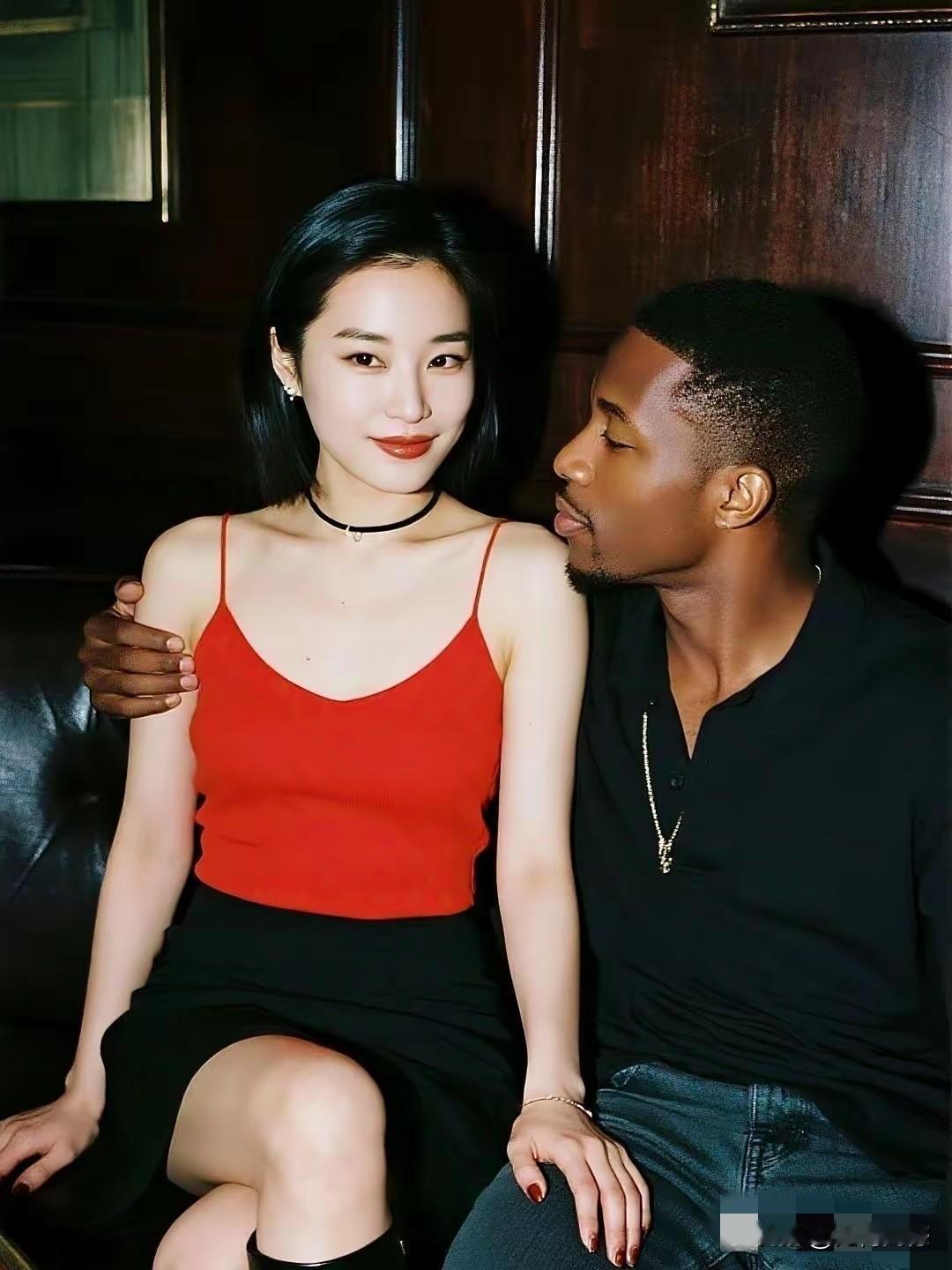 这对男女的身材都不错，女子身材比较苗条，感觉像是经常健身的样子，男子的身材更是非