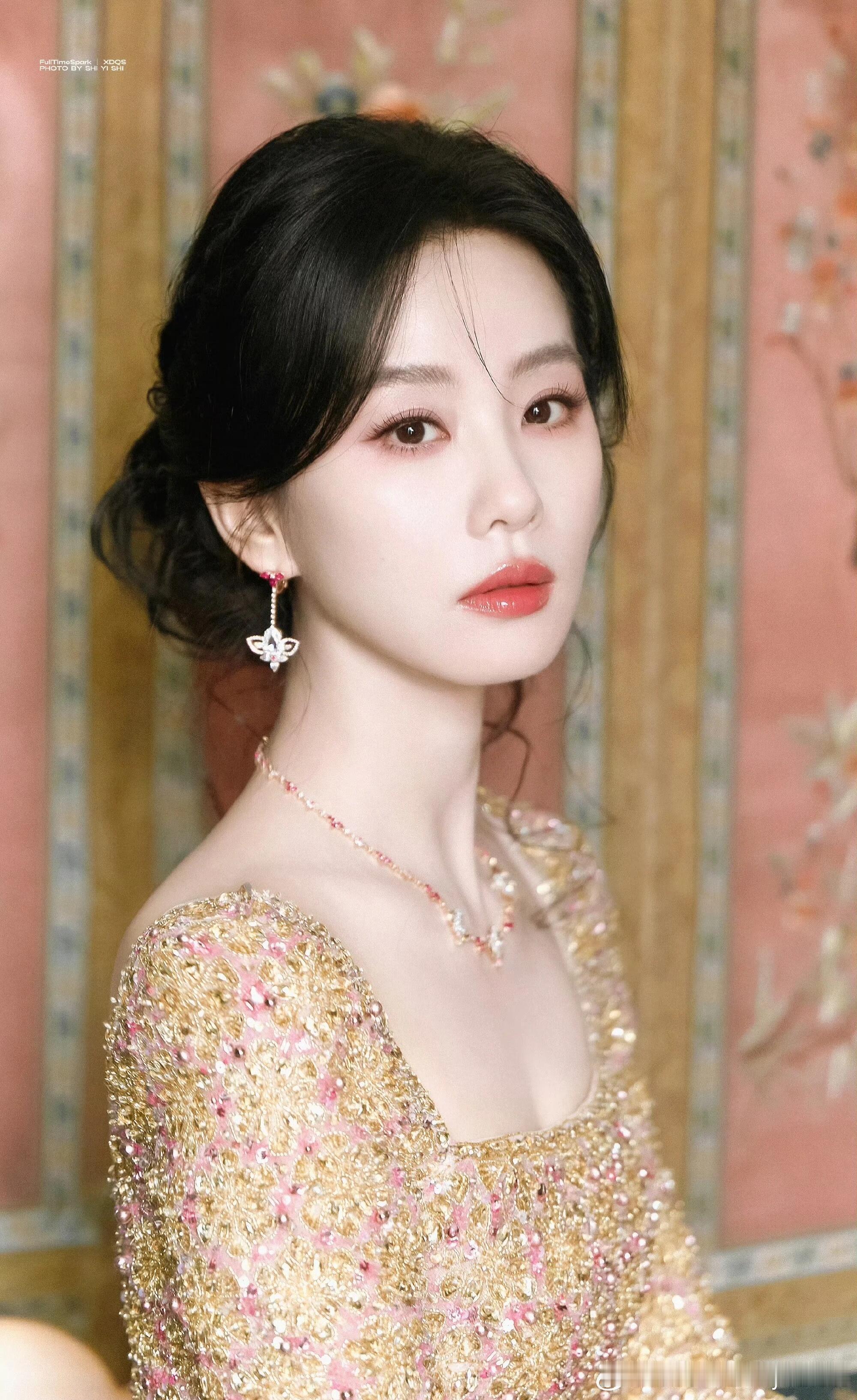 哇，还带了绒花，真的是太很美，我说的诗诗啦～～刘诗诗​​​