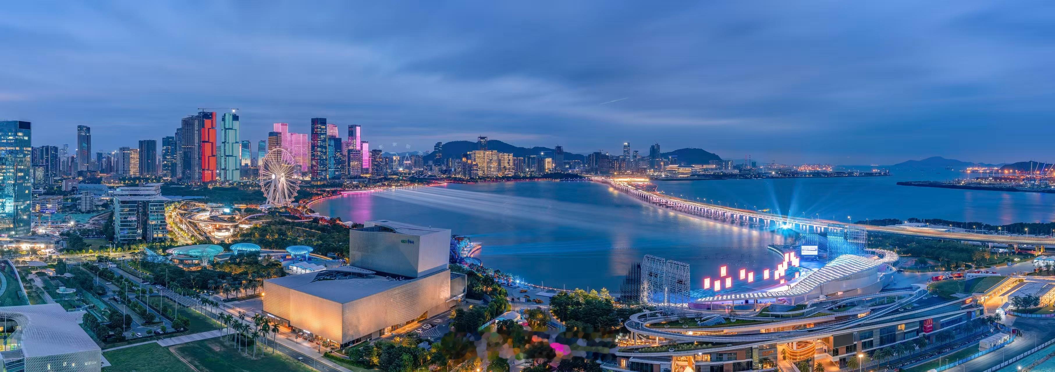 属于深圳前海的灯光秀，难怪前几天发的前海时代这个颜色。。。另外之前我发过沿江高速