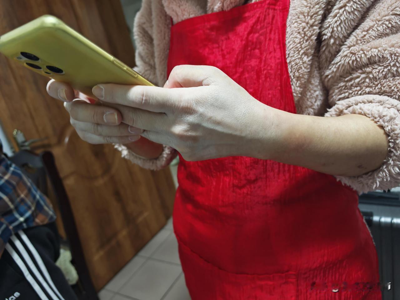 家人重度洁癖每天疯狂洗手，该怎么劝事情是这样的，我妈一直都洁癖，近两年随着年龄