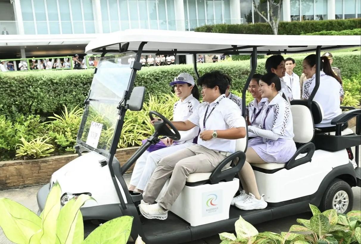苏提达在泰国对身边的女工作人员都很友善，一起坐电瓶车参加网球锦标赛，女工作人员可
