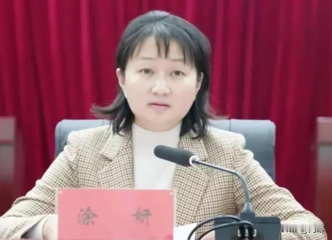 查看涂妍的履历发现，她的第一学历应该不是很高。1975年出生的涂妍，20岁不